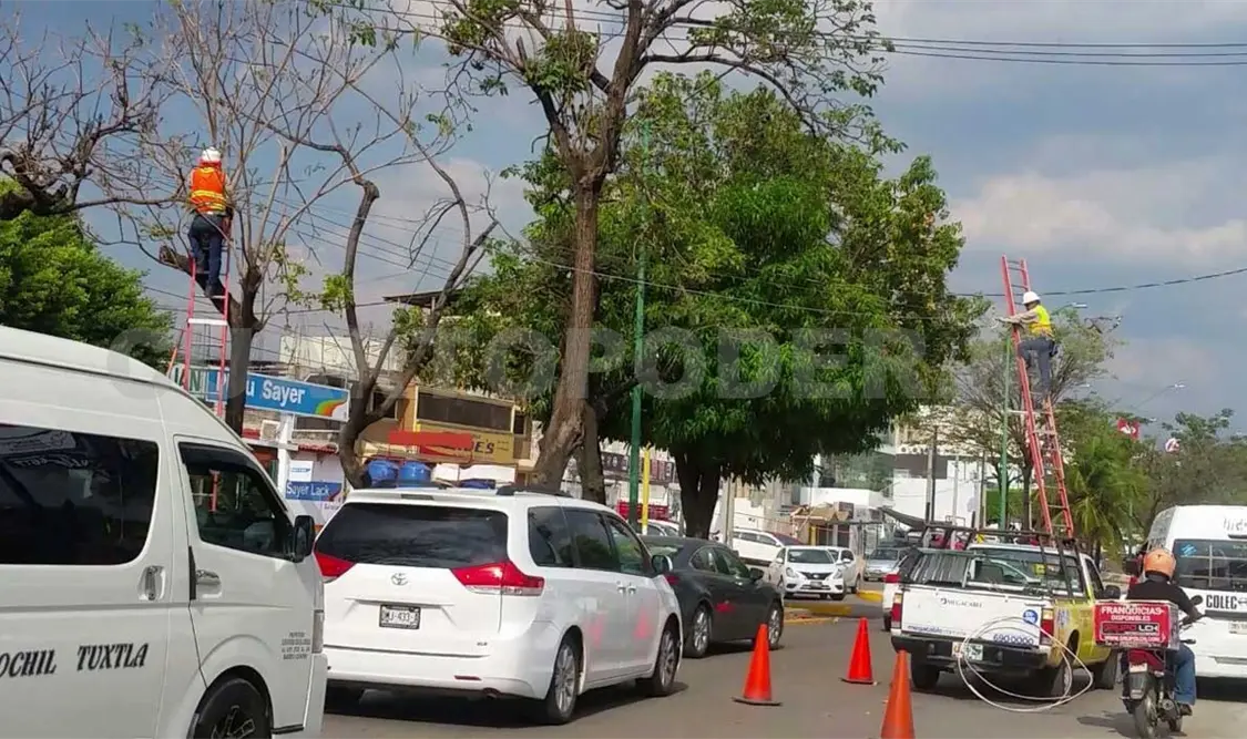 Trabajan a media calle en horas pico