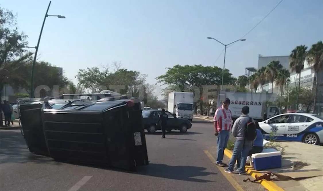 Dama resulta lesionada al volcar en el libramiento