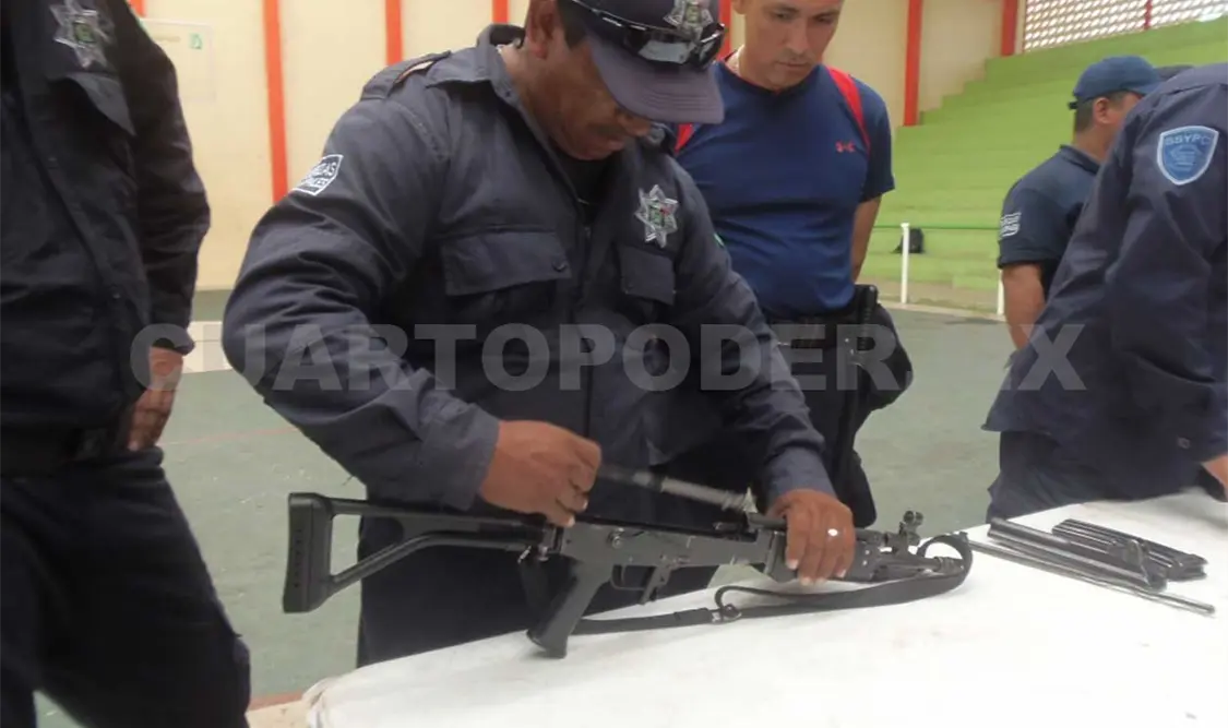 Capacitan a policías en manejo de armas