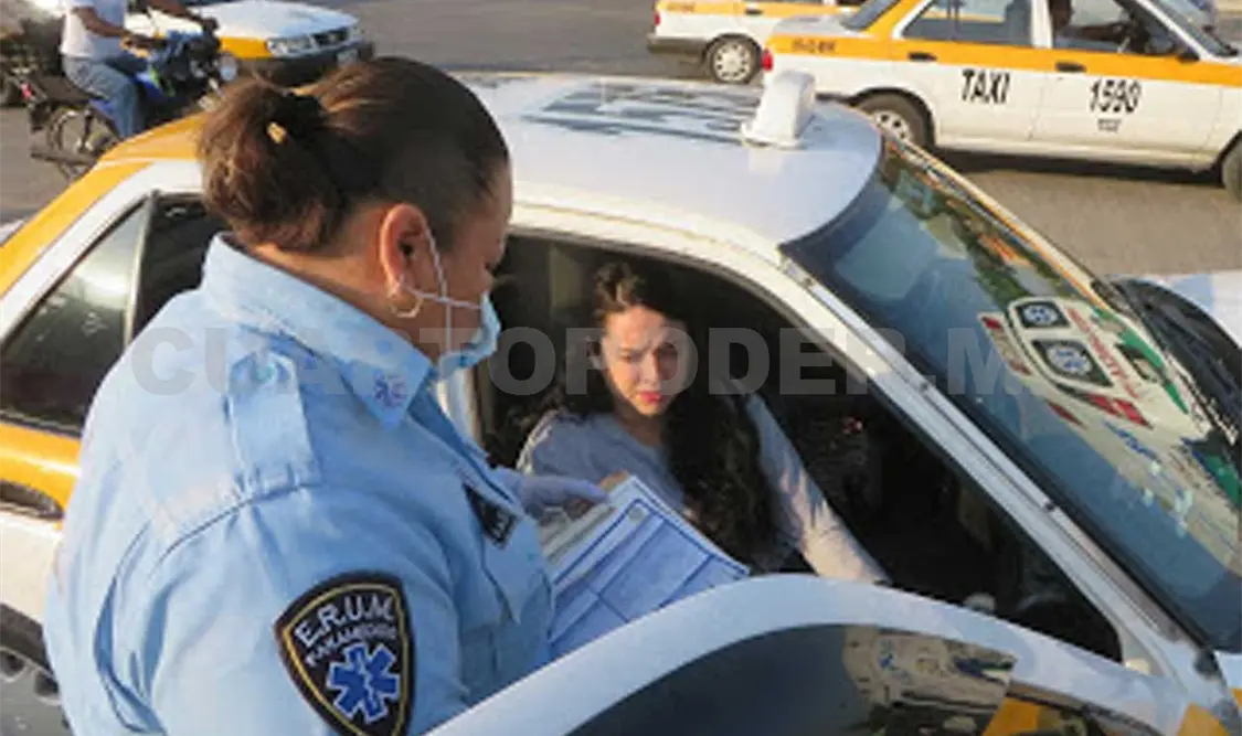 Dos mujeres resultan lesionadas en choque entre dos taxis