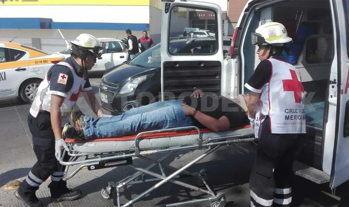 Motorista lesionado tras impactar contra chafirete