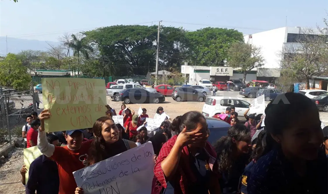 Marchan estudiantes por actos violentos en escuela