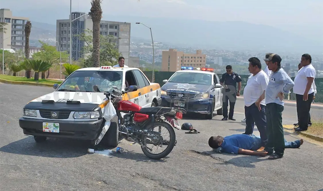 Motociclista se estrella contra un taxi en bulevar