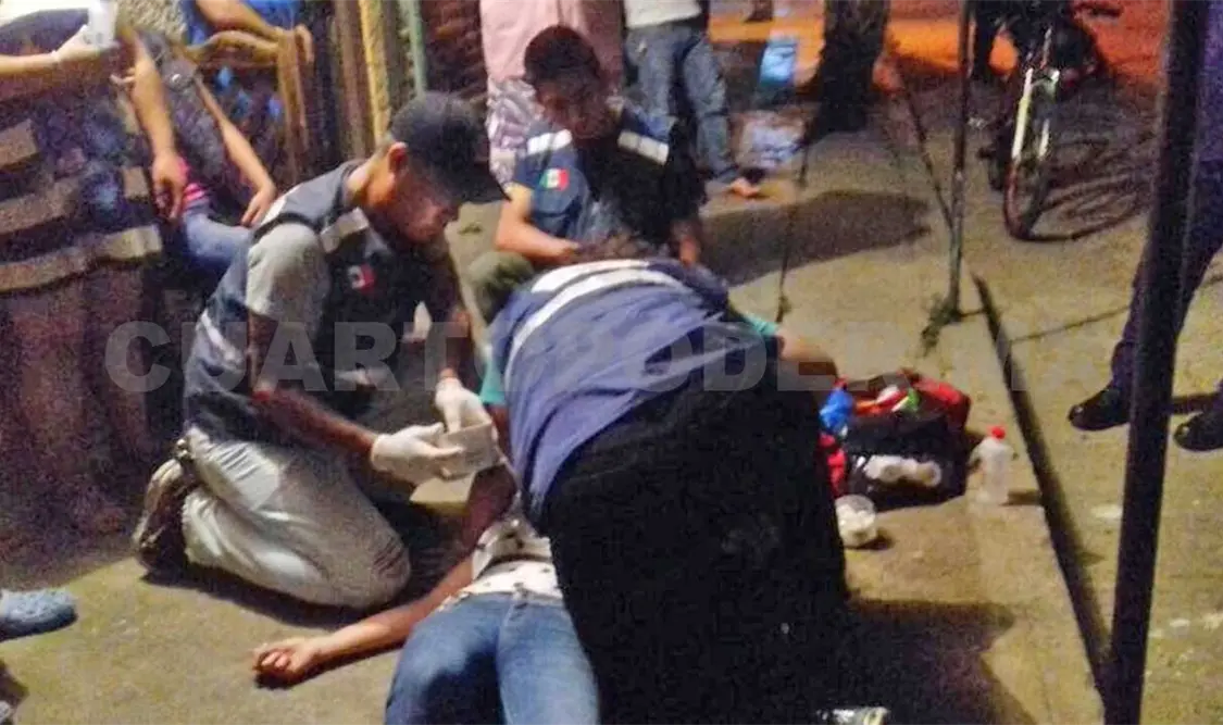Abusan de jovencita y es lanzada desde un taxi