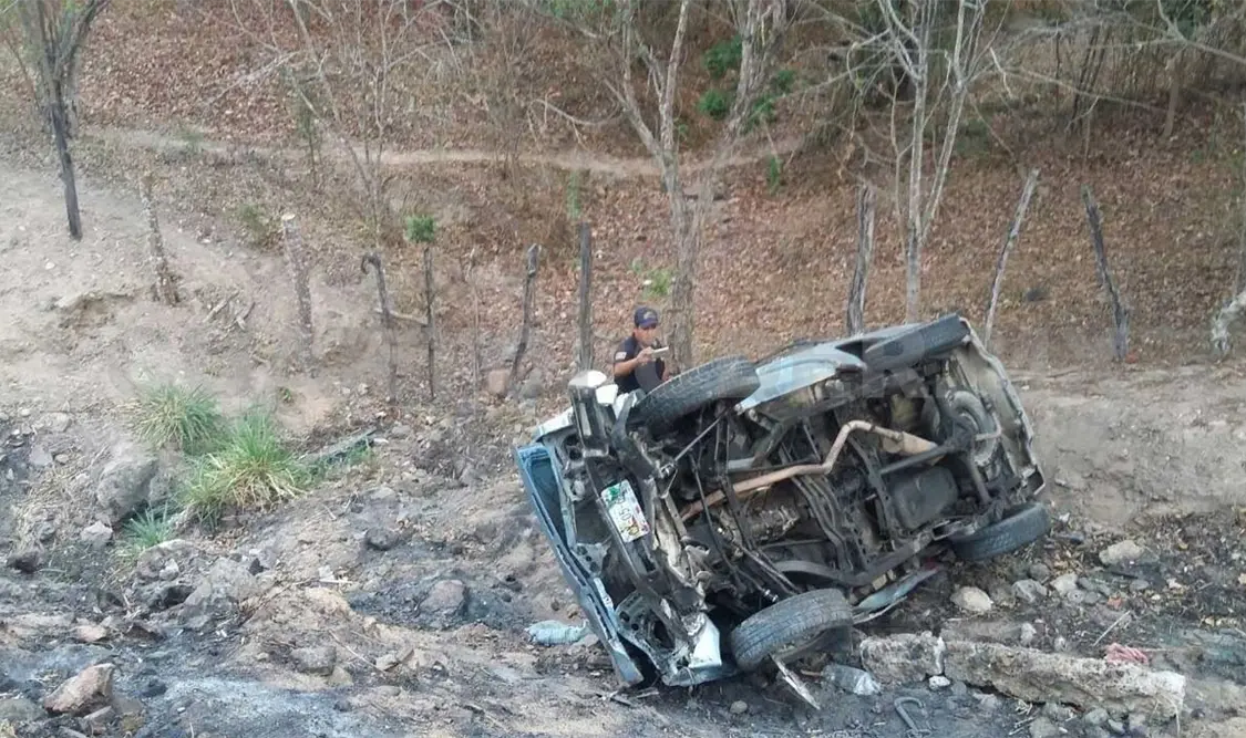 Dos personas heridas al volcar camioneta