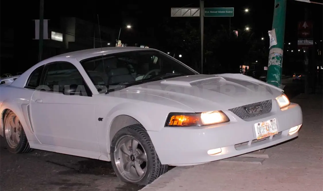 El conductor de la lujosa unidad circulaba a exceso de velocidad, al perder el control se estrelló contra un poste del alumbrado público. Edberg Mayorga / CP