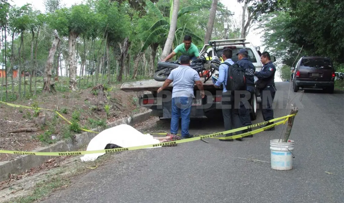 Muere motociclista al derrapar su moto