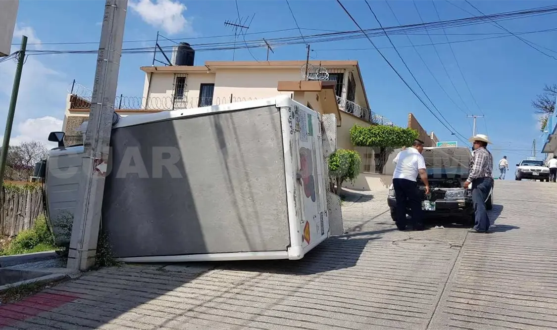 Vuelca camión al ser impactado por un taxi
