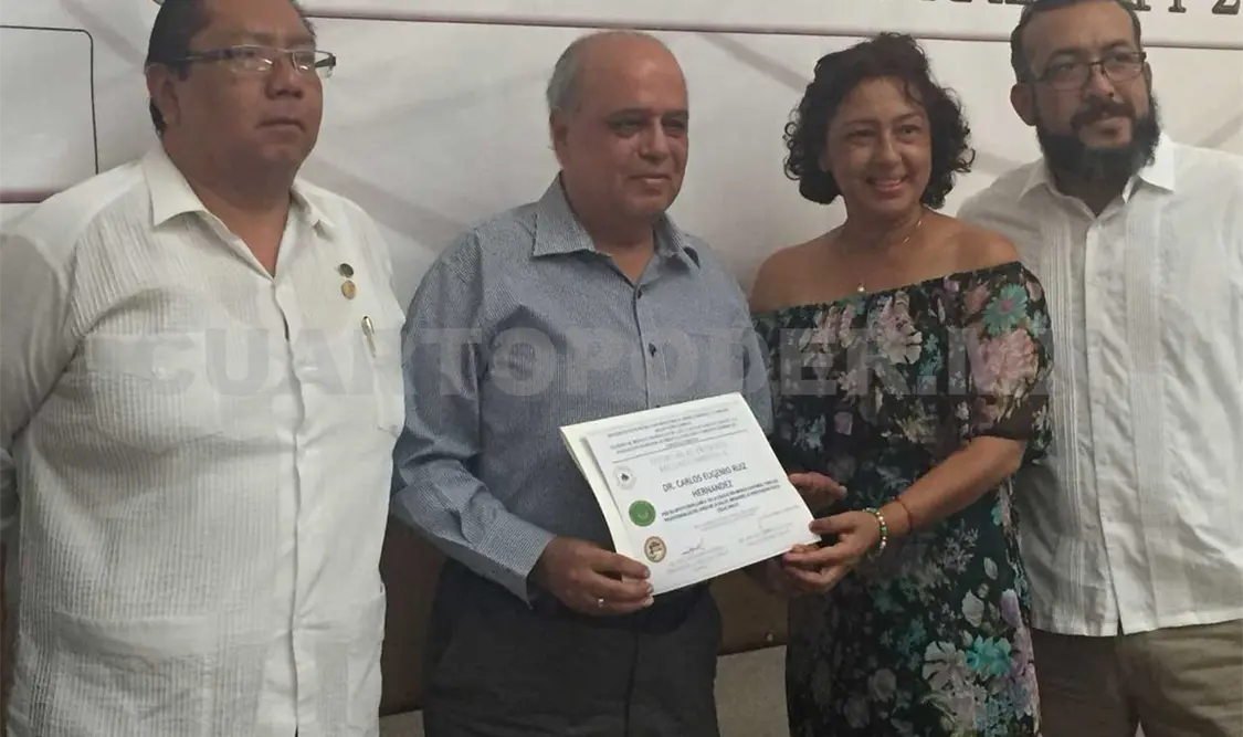 Entregan reconocimiento a rector de la Unach