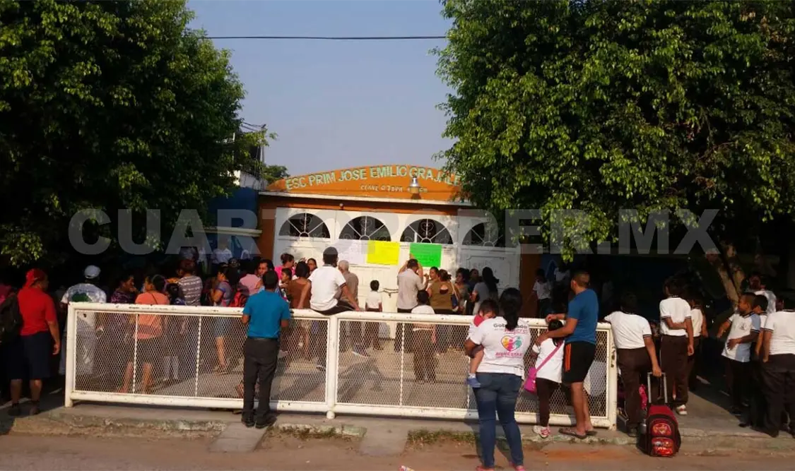 En protesta, padres toman escuela