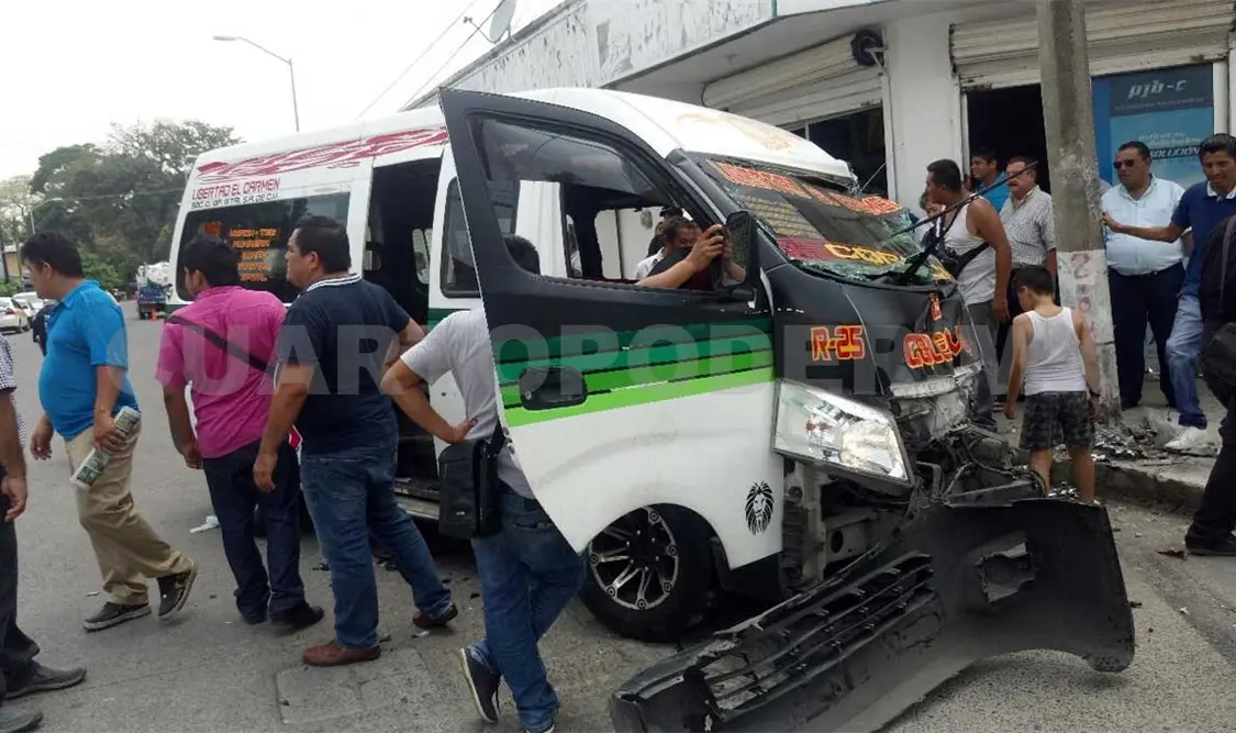 Nueve lesionados en choque de colectivo y lujosa camioneta