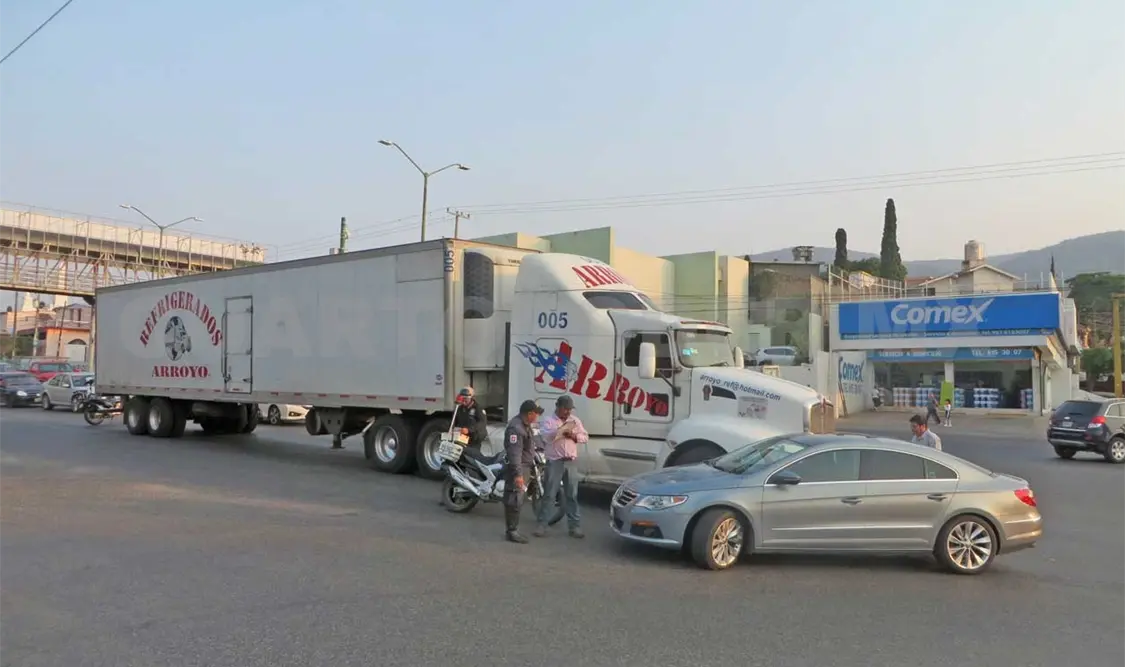 Coloso choca con Passat en bulevar Los Laguitos