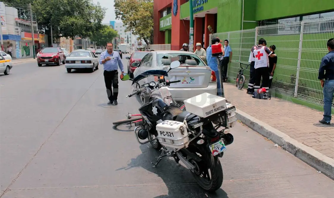 Ciclista lesionado tras estrellarse en vehículo