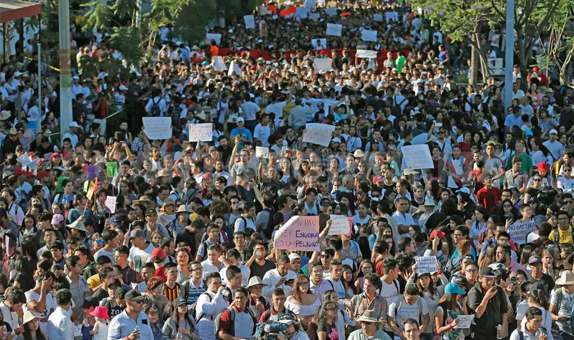 Realizan marcha por normalistas desaparecidos