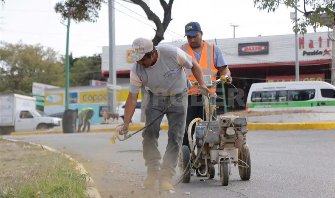 Continúa pinta de banquetas y guarniciones