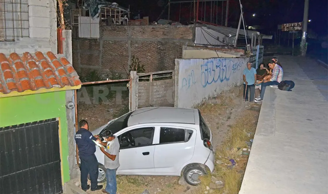 Acelerado chofer pierde el control y derriba un portón