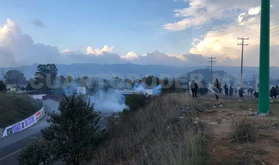 Policía estatal desaloja bloqueo de maestros