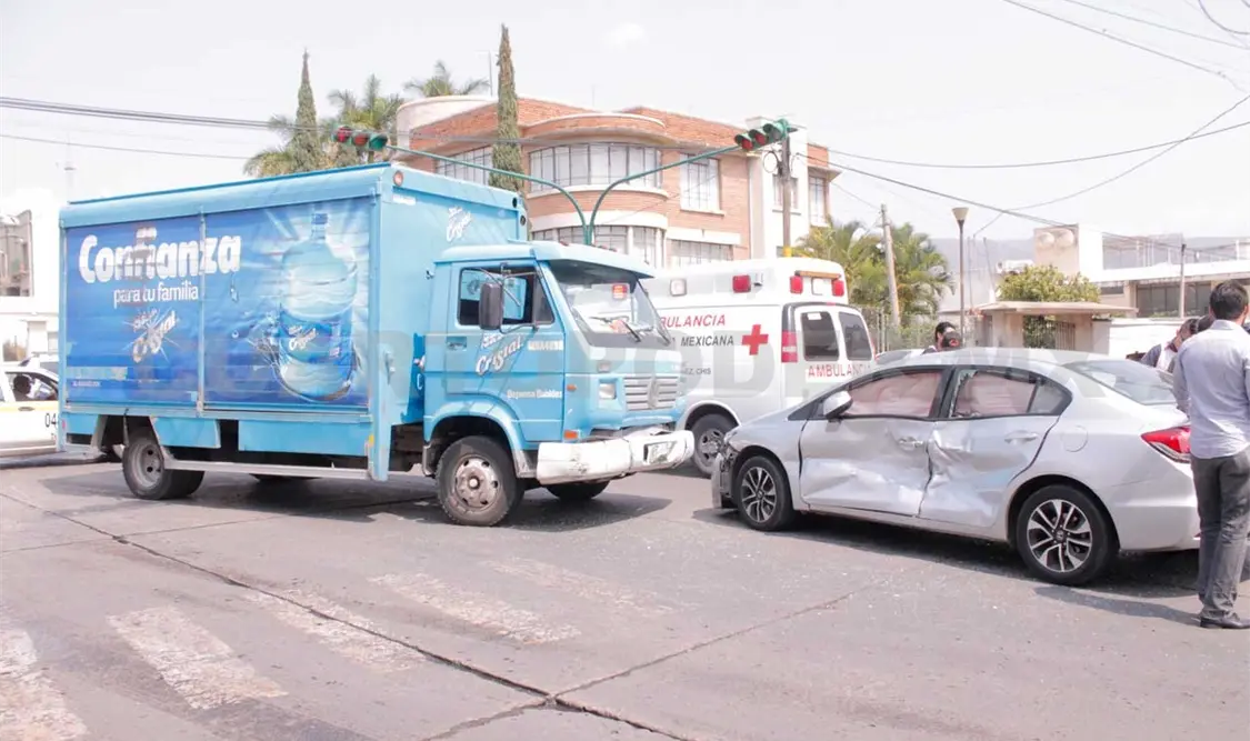 Cuatro lesionados tras semaforazo en avenida