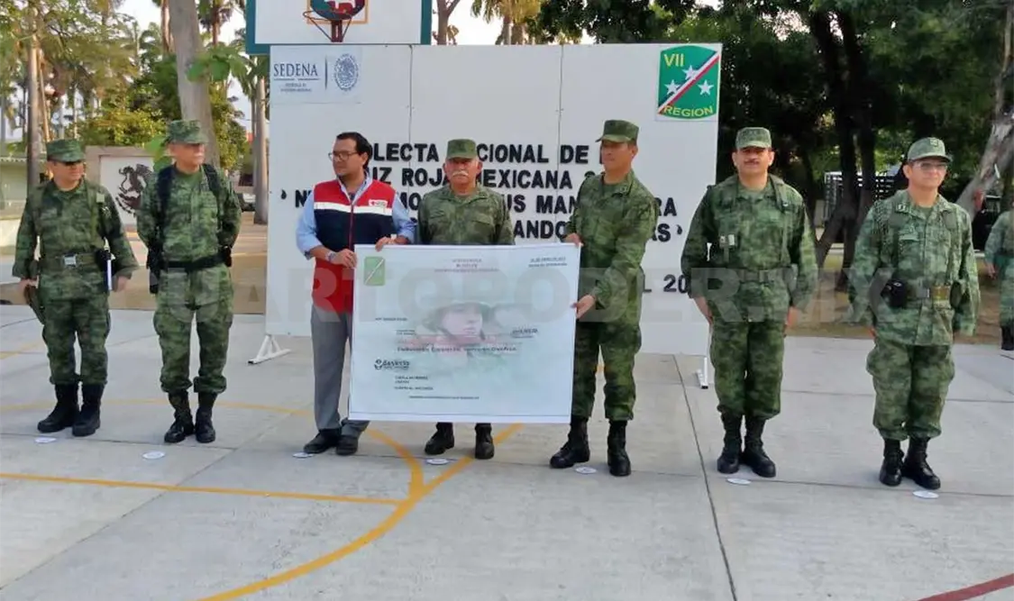 Aspecto de la entrega del cheque del Ejército a la Cruz Roja. Guillermo Ramos / CP