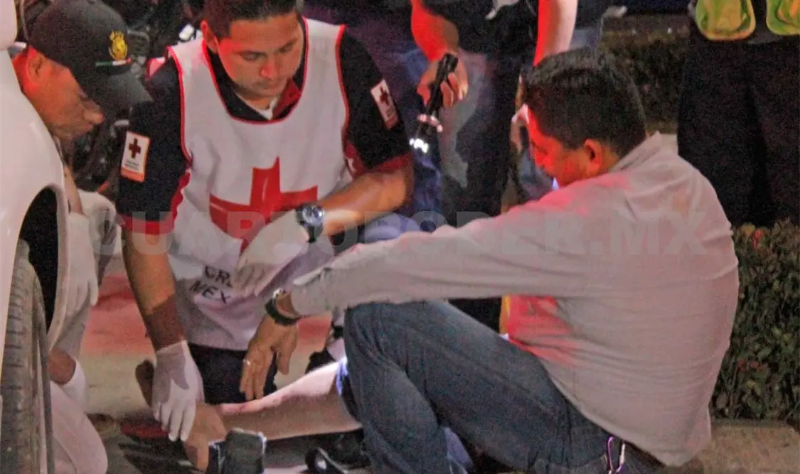 Paramédicos de la Cruz Roja Mexicana acudieron para la valoración de la víctima y tuvieron que trasladarlo a un hospital. Edberg Mayorga /CP