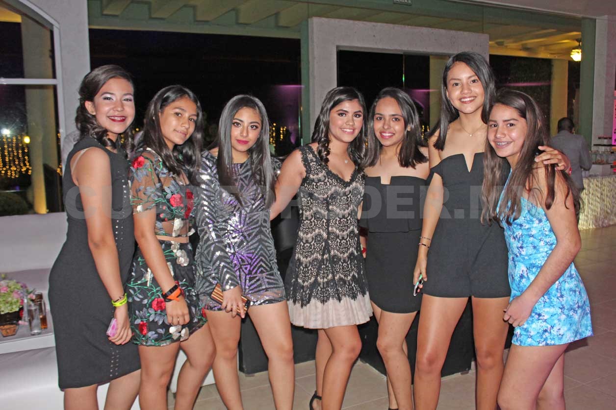 Estefanny Michelle cumplió XV años