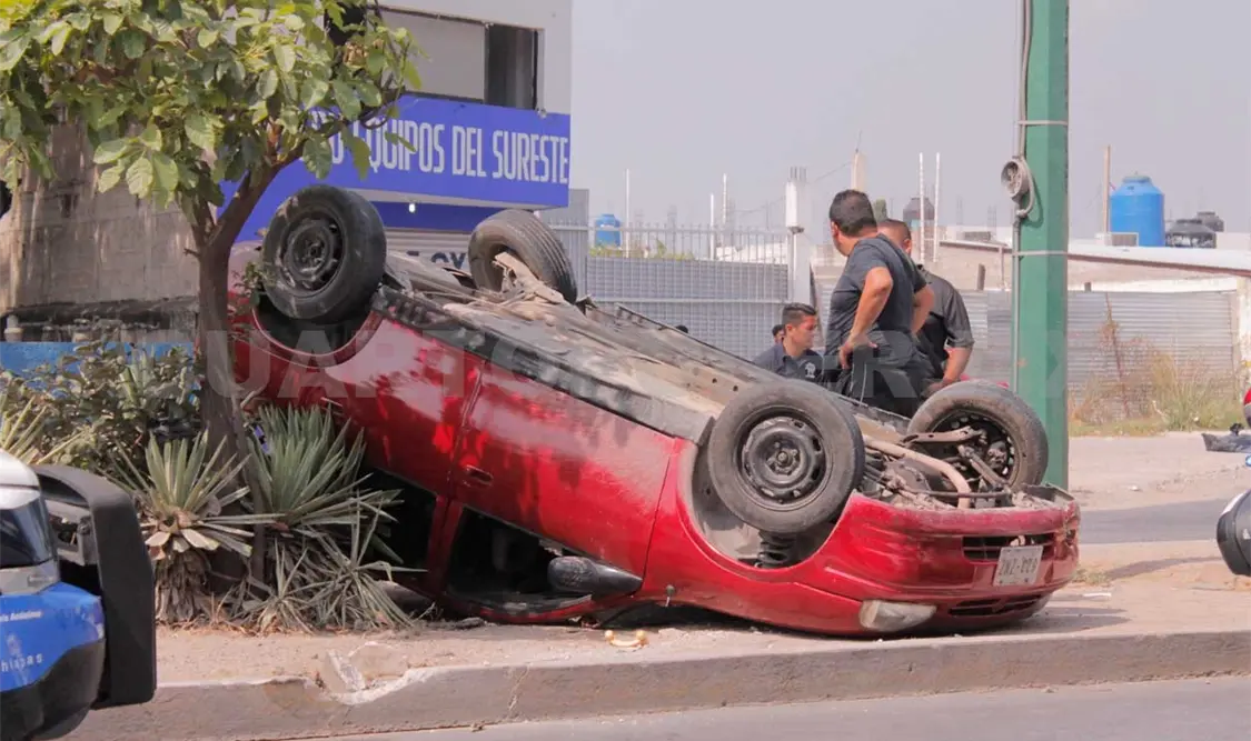 Veloz automovilista vuelca en el bulevar