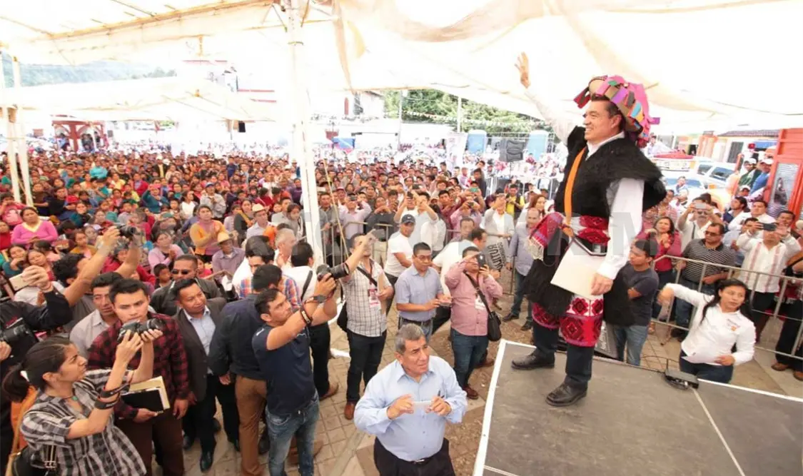 Rutilio se compromete con las mujeres artesanas