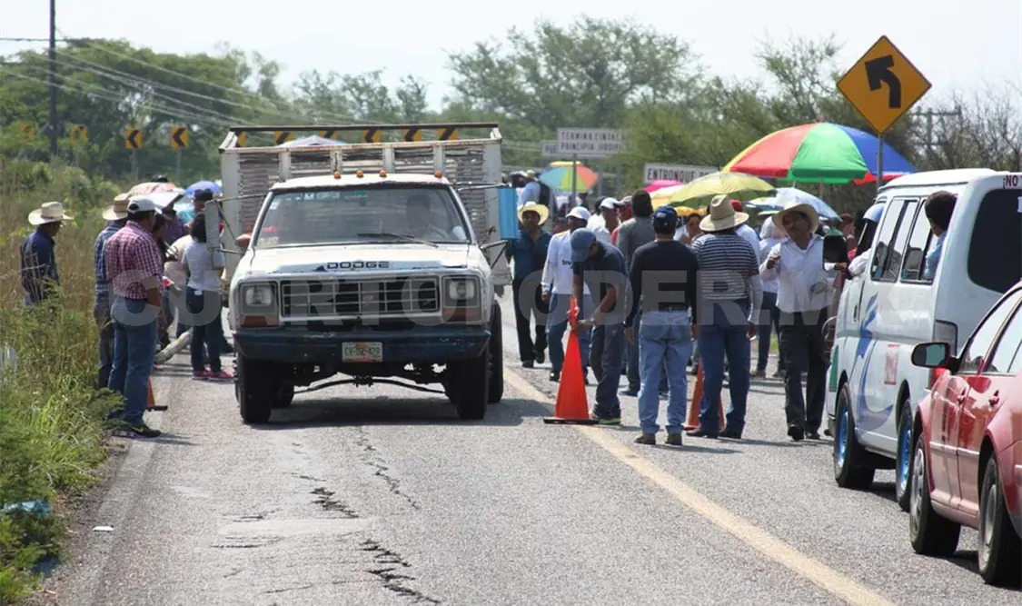 Bloquea CNTE Carretera Internacional