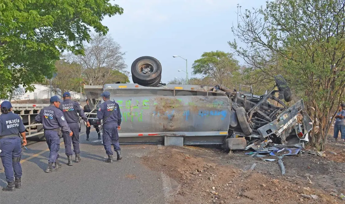 Sobrevive conductor de pipa a mortal accidente