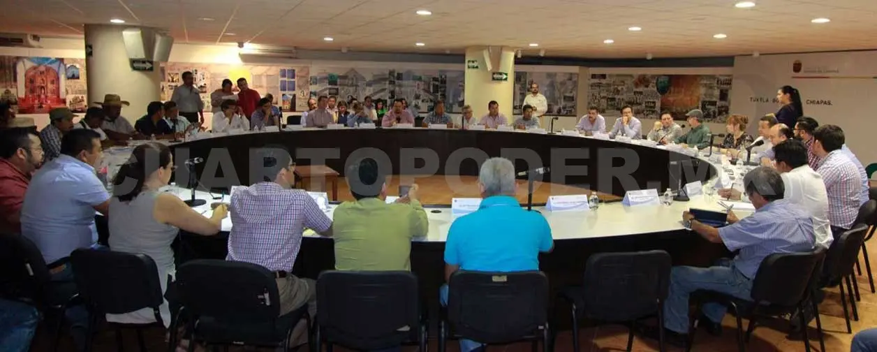Mantiene diálogo con maestros del SNTE