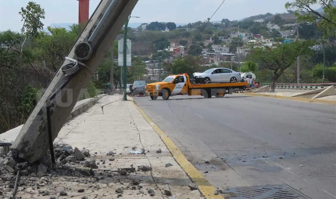 Chofer ebrio derriba poste de la CFE en Tuxtla