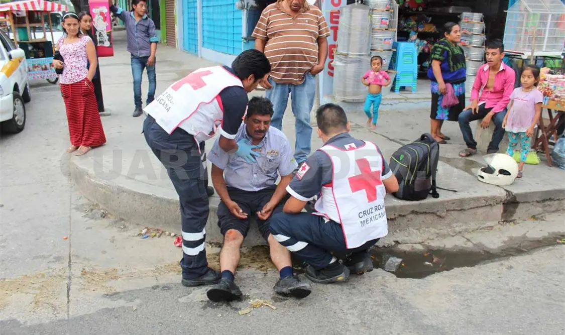 Motociclista queda lesionado al derrapar