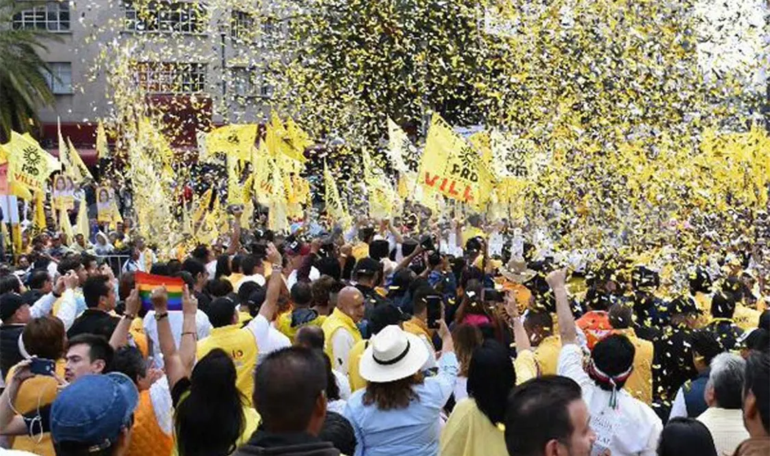 El Monumento a la Revolución fue la sede del festejo, donde las banderas amarillas fueron hondeadas por simpatizantes perredistas. Agencias