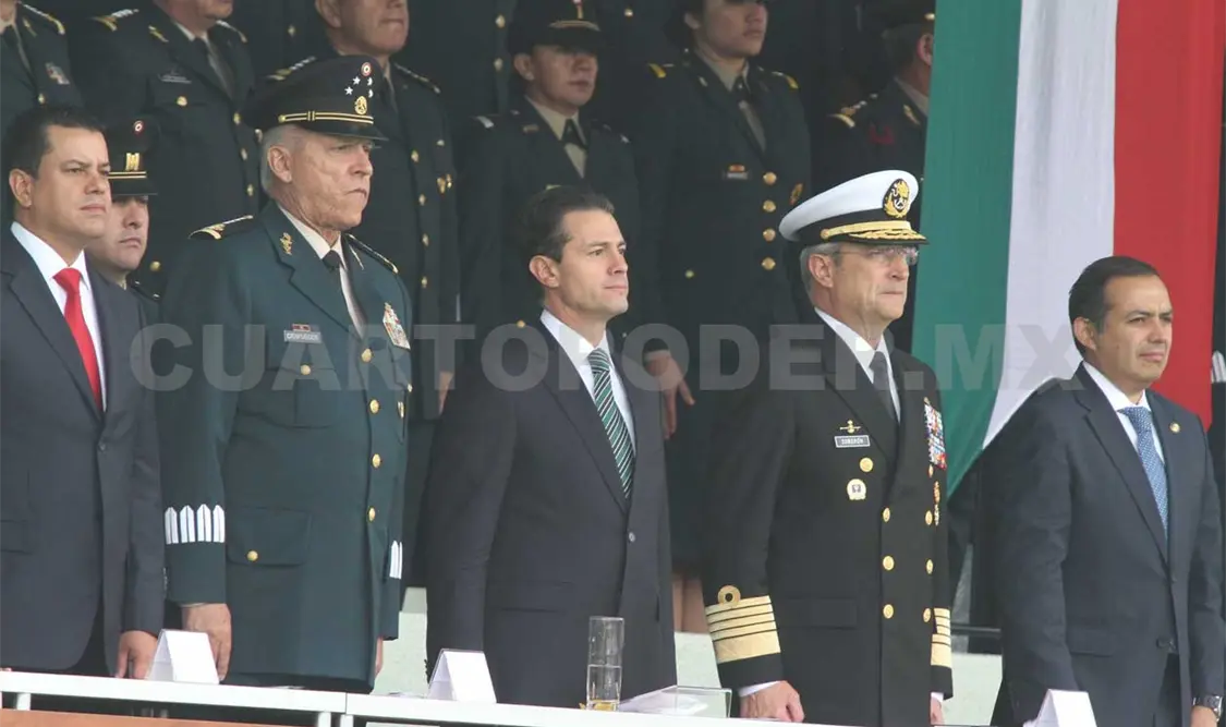 El titular del Ejecutivo Federal estuvo acompañado por el general Salvador Cienfuegos, secretario de la Defensa Nacional y el almirante Vidal Francisco Soberón Sanz. Presidencia