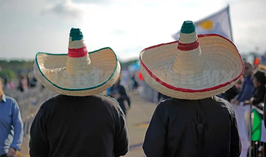 Con banderas tricolor, sombreros de charro, estandartes y casacas de la selección nacional, los feligreses de México se distribuyeron en varias zonas. AP
