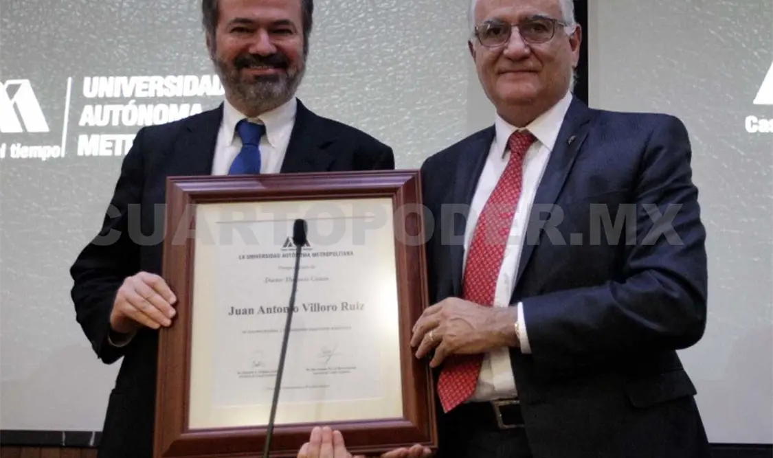 En la ceremonia de entrega del reconocimiento. Cortesía