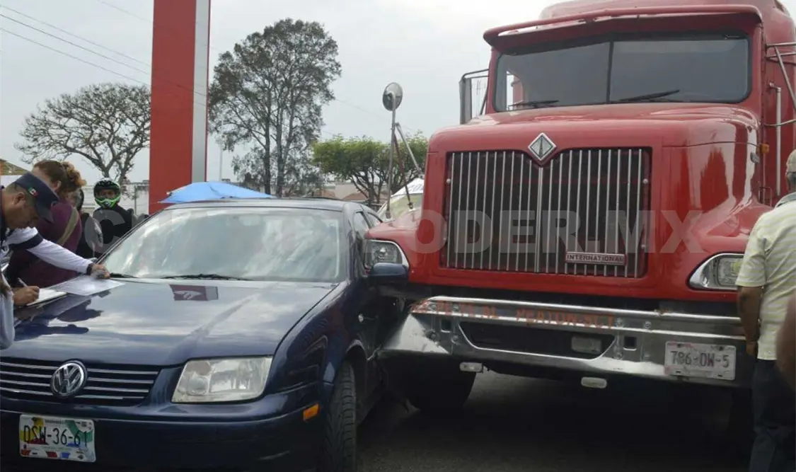 El automóvil marca Volkswagen tipo Jetta de color azul resultó con mayor afectación en la carrocería. Flor Cordero / CP