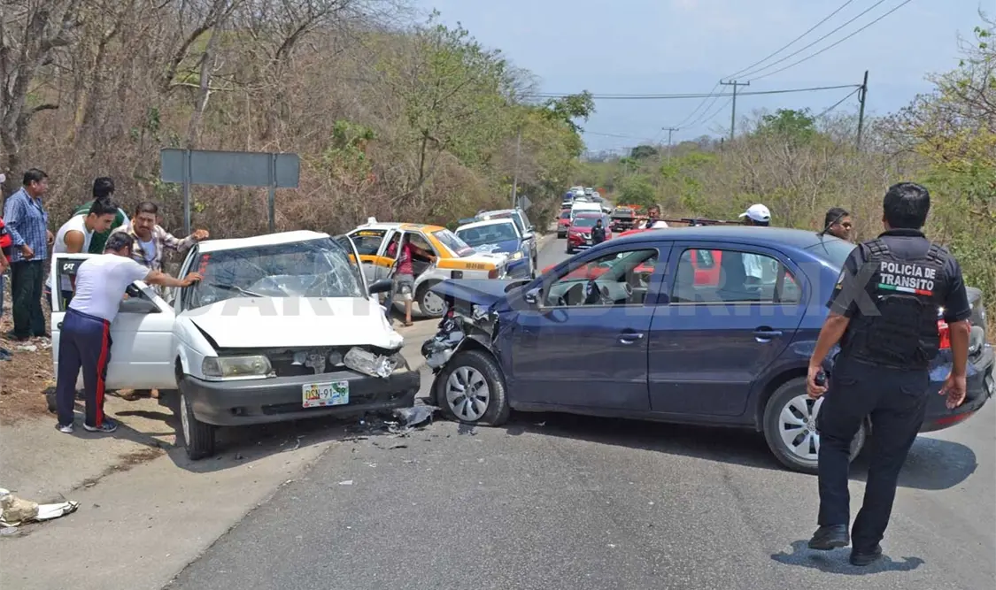 La dama invadió el carril contrario y se estrelló de frente contra el Nissan tipo Tsuru que iba rumbo a la colonia El Jobo. Edberg Mayorga / CP