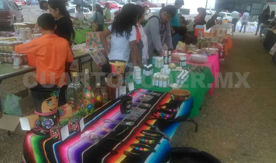 Artesanos instalan un mercado itinerante
