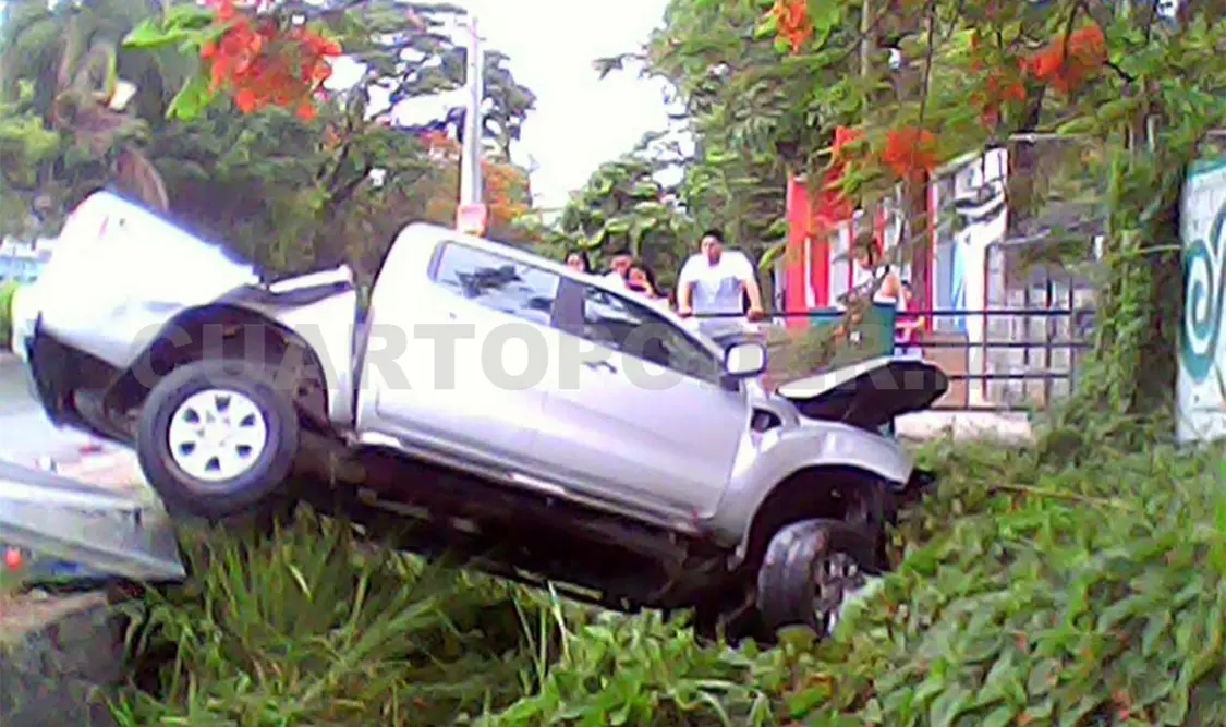 Cuatro lesionados por fuerte accidente en el bulevar