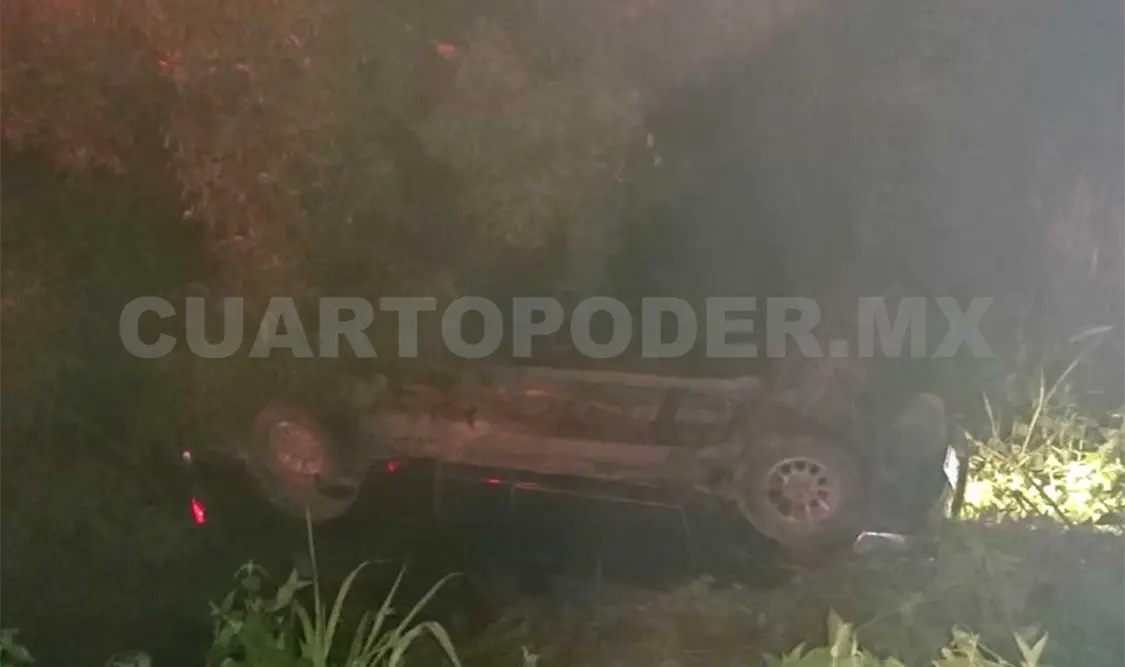 Sacerdote queda lesionado al volcar