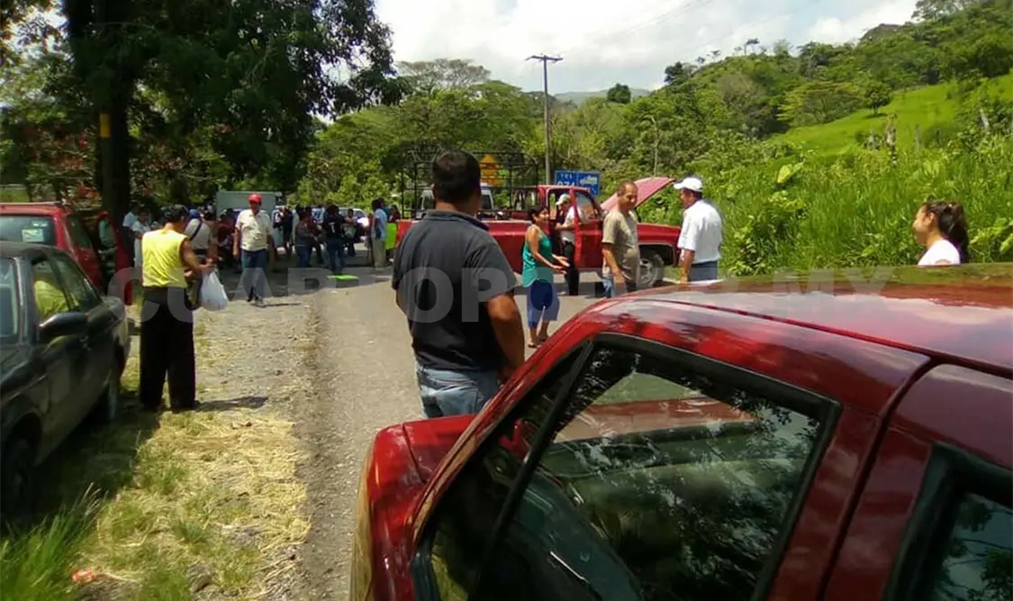 Habitantes bloquean carretera