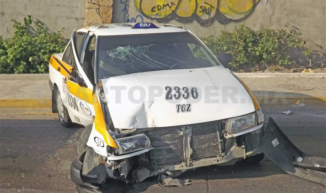 Taxi se impacta contra poste y resulta herida la pasajera