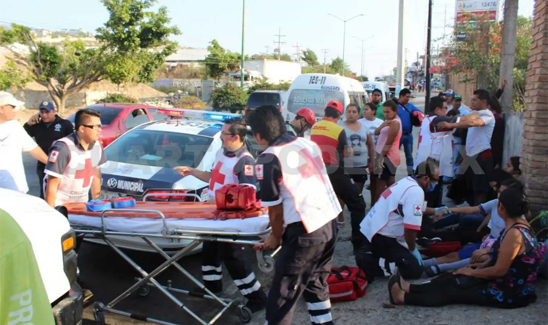 Ocho lesionados en choque de colectivos