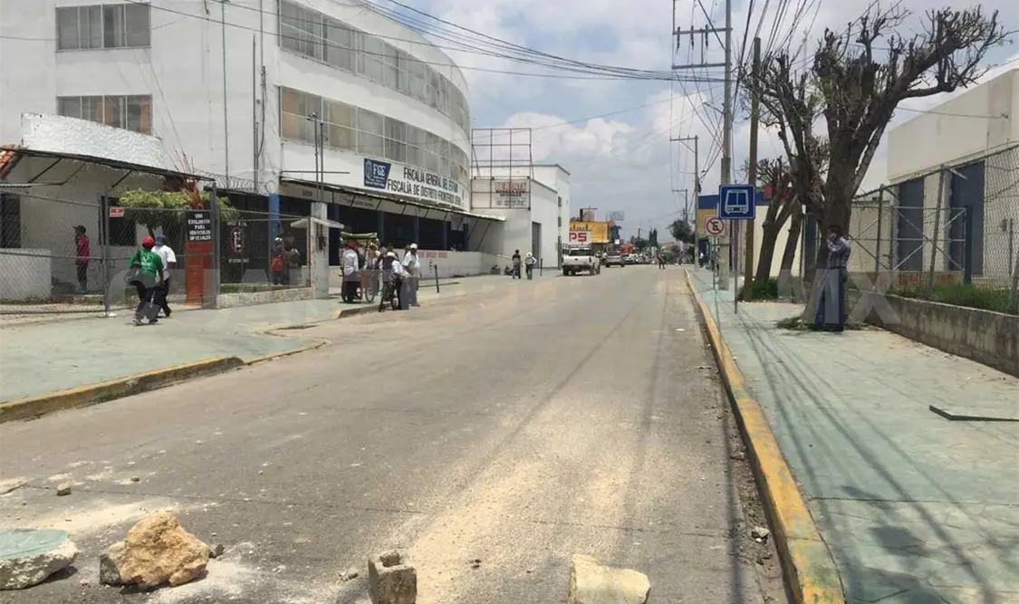 Cuatro funcionarios continúan retenidos