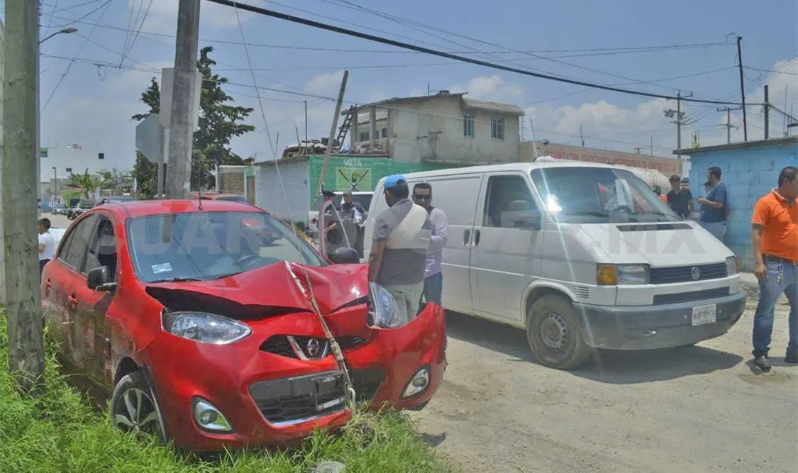 Fuerte choque en cruce de calle entre Sedán y camioneta