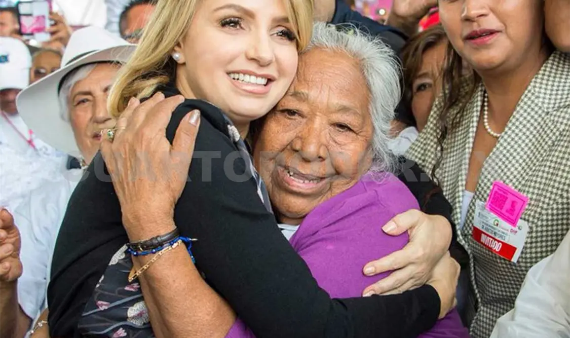 Angélica Rivera saluda a las mamás