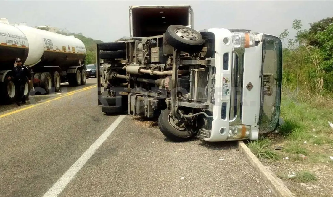 Dos lesionados en accidente carretero