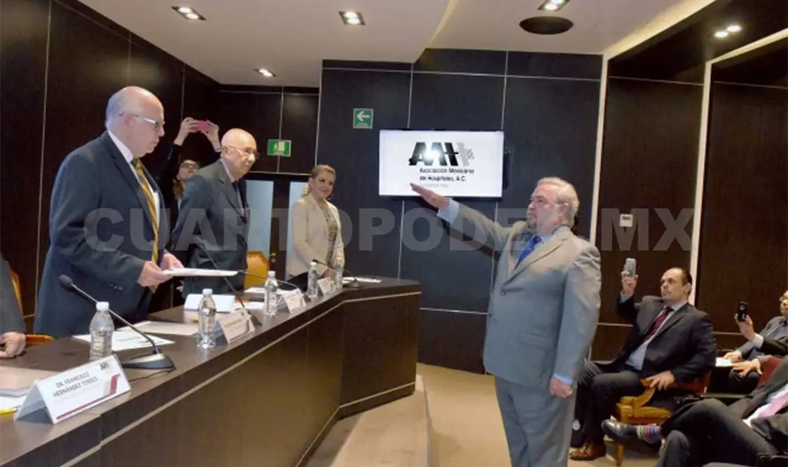El secretario Narro Robles durante la toma de protesta de Arboleya Casanova, como presidente de la Asociación Mexicana de Hospitales. Agencias