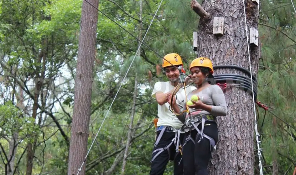 Se desarrollaron actividades como: rappel, tirolesa, escalada, pecho tierra, ciclismo, carrera de costales, entre otras. CP